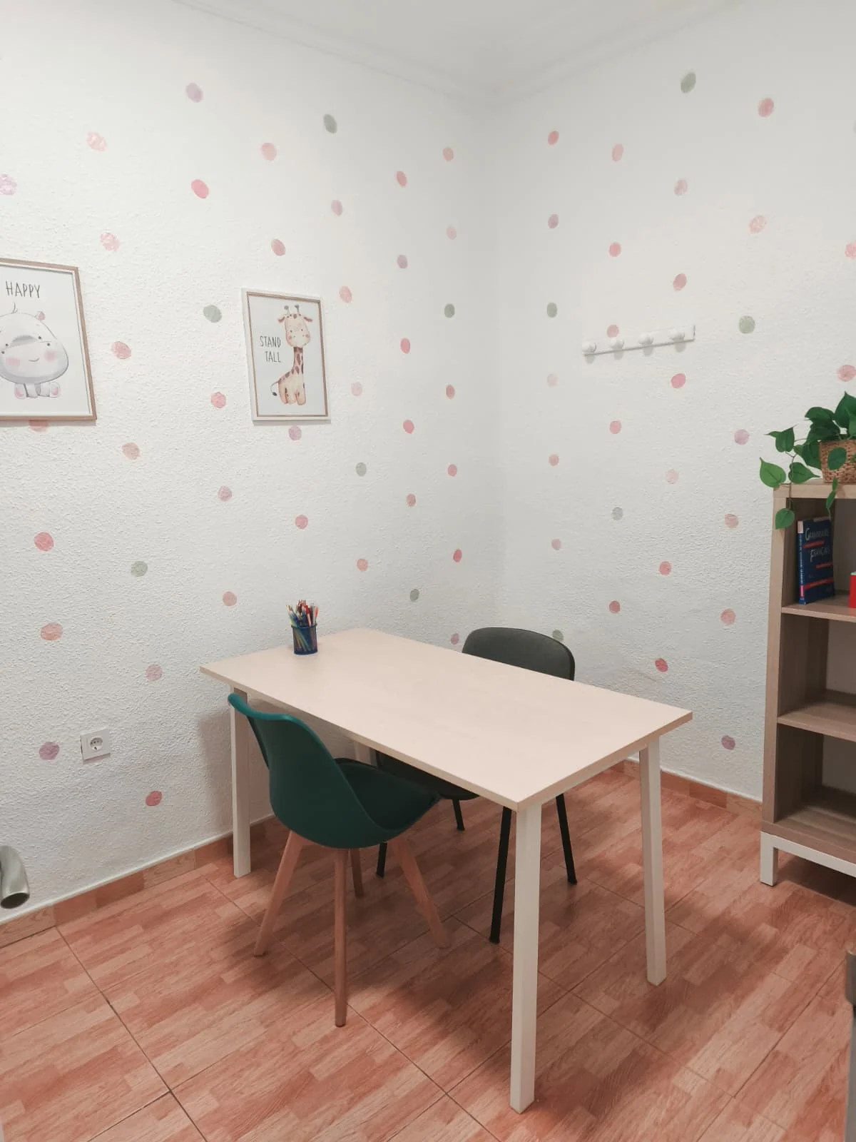 Sala de sesiones individuales de VG Pedagogía en Madrid, preparada para la atención pedagógica personalizada
