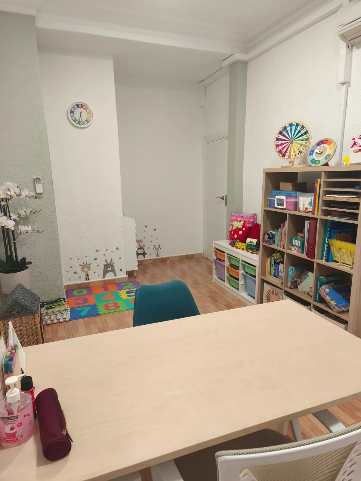 Sala de trabajo del gabinete pedagógico VG Pedagogía en Madrid, con materiales para la intervención en dificultades de aprendizaje
